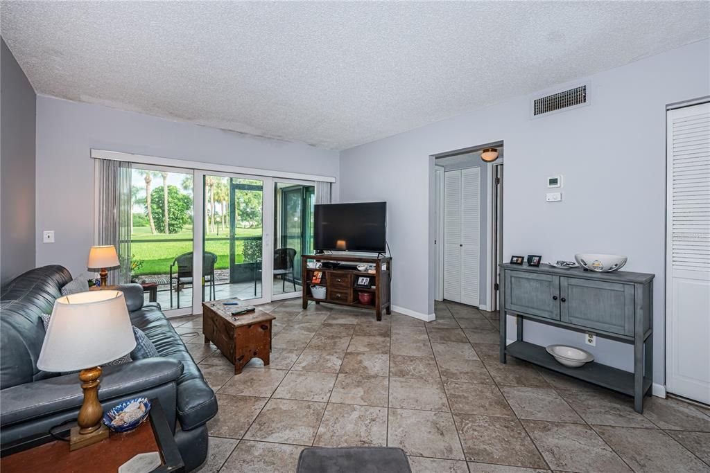 For Sale: $299,000 (2 beds, 2 baths, 890 Square Feet)