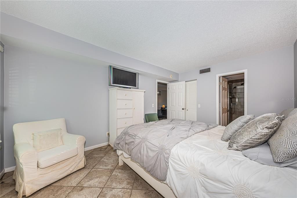 For Sale: $299,000 (2 beds, 2 baths, 890 Square Feet)