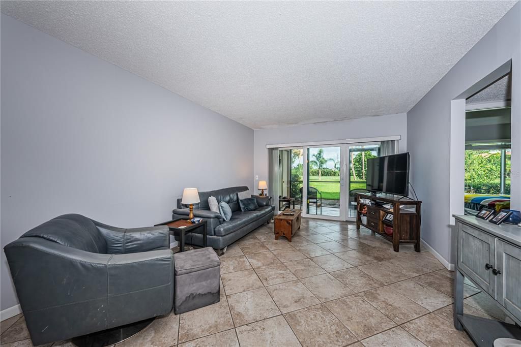 For Sale: $299,000 (2 beds, 2 baths, 890 Square Feet)