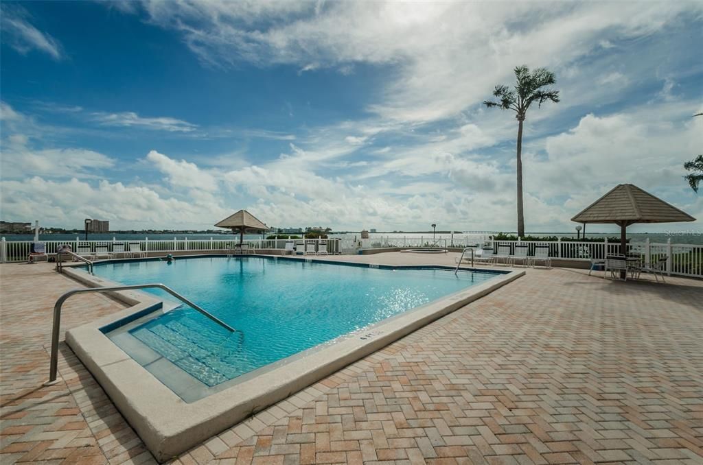 For Sale: $299,000 (2 beds, 2 baths, 890 Square Feet)