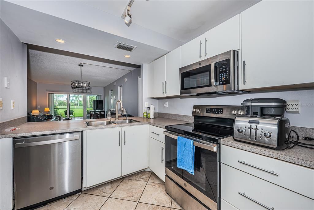 For Sale: $299,000 (2 beds, 2 baths, 890 Square Feet)