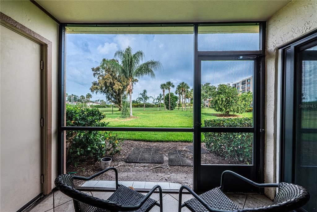For Sale: $299,000 (2 beds, 2 baths, 890 Square Feet)