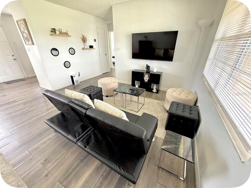For Rent: $2,000 (2 beds, 1 baths, 900 Square Feet)