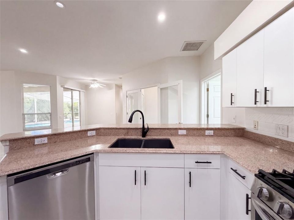 En Venta: $505,000 (4 camas, 2 baños, 2310 Pies cuadrados)