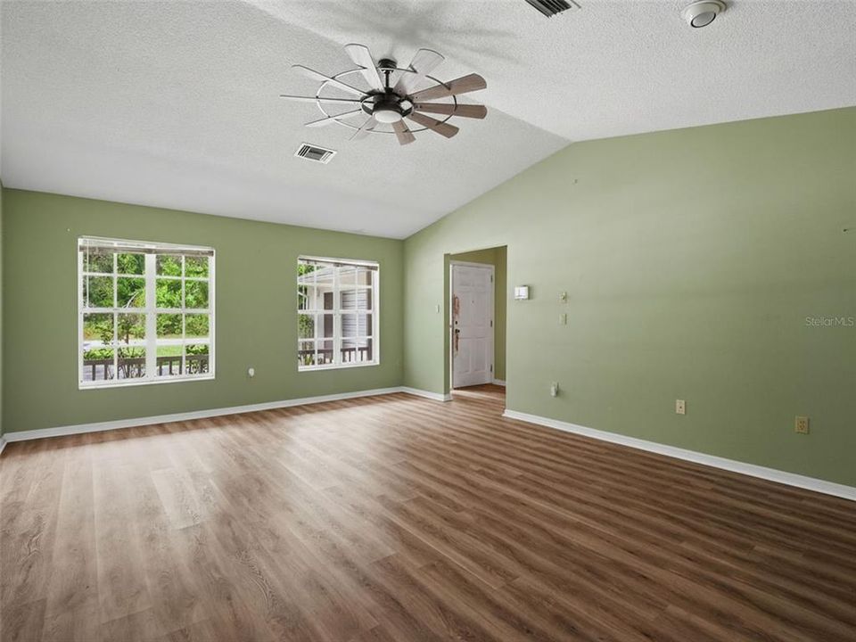 For Sale: $279,900 (3 beds, 2 baths, 1688 Square Feet)