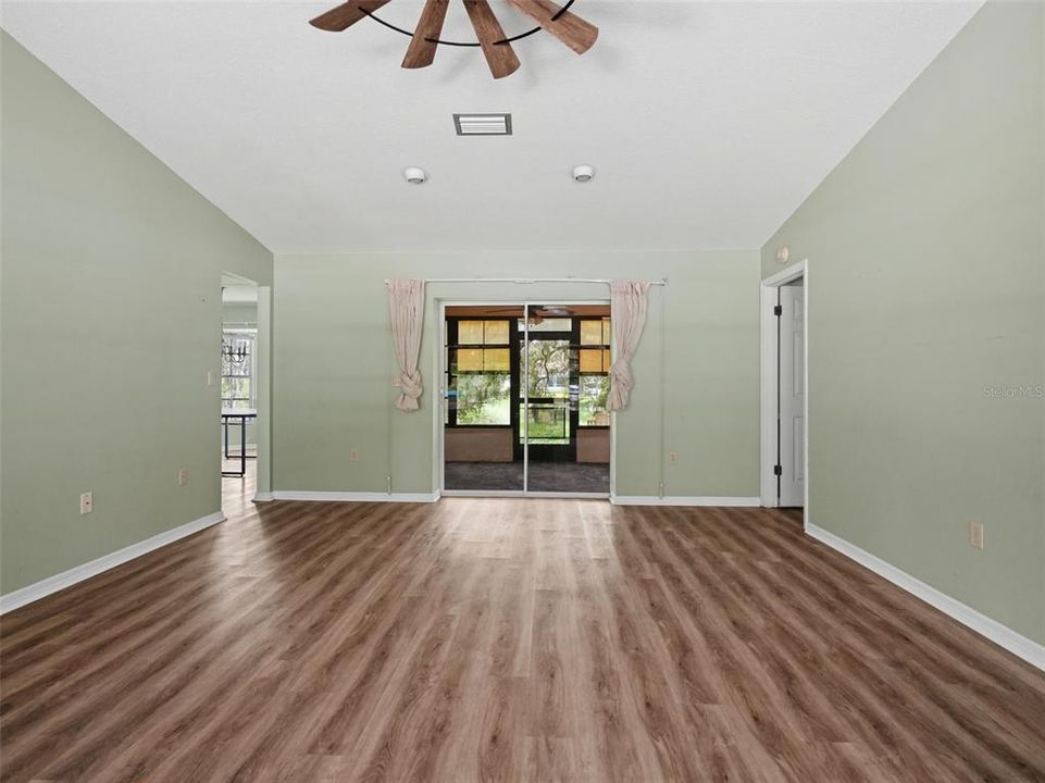 For Sale: $279,900 (3 beds, 2 baths, 1688 Square Feet)