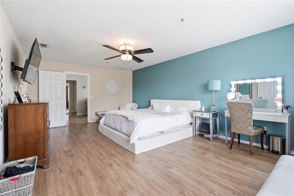 For Sale: $350,000 (3 beds, 2 baths, 1708 Square Feet)