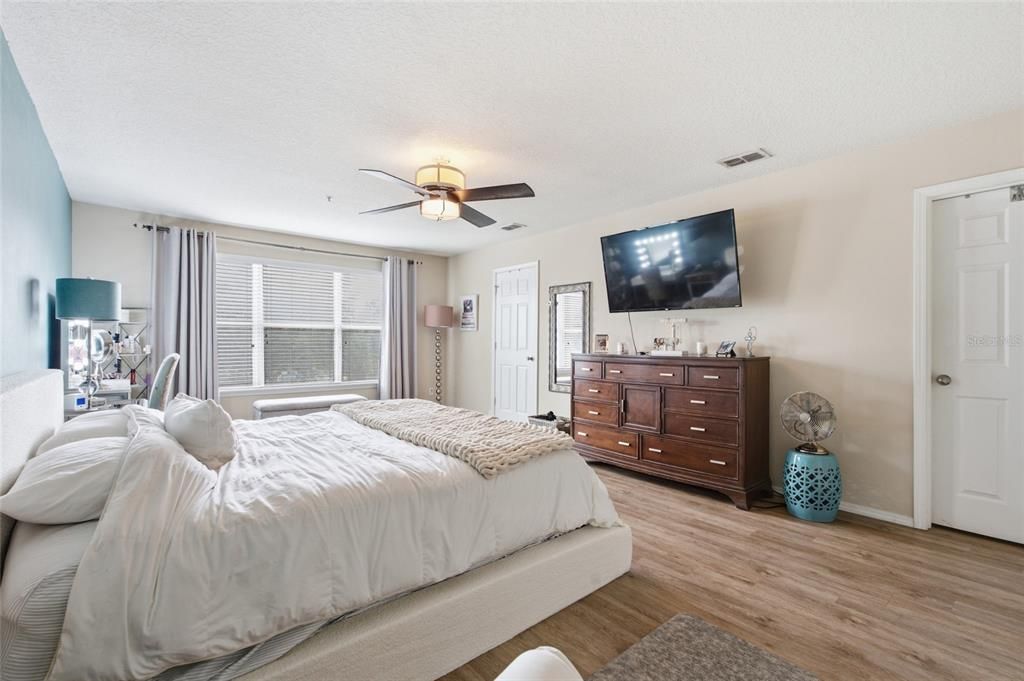 For Sale: $350,000 (3 beds, 2 baths, 1708 Square Feet)