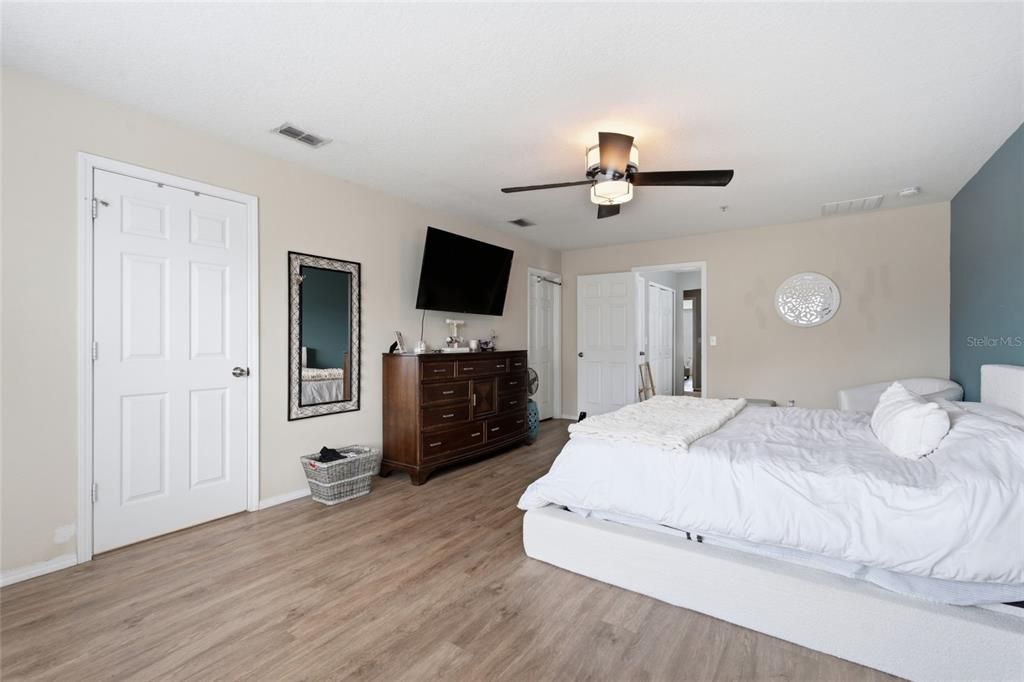 For Sale: $350,000 (3 beds, 2 baths, 1708 Square Feet)