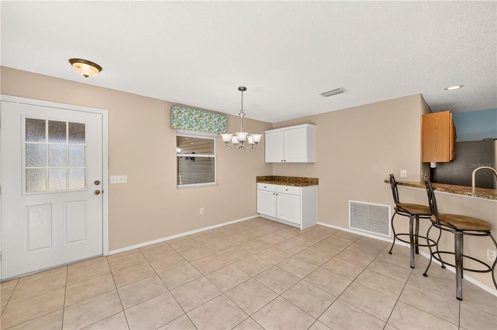 For Sale: $245,900 (2 beds, 2 baths, 1198 Square Feet)