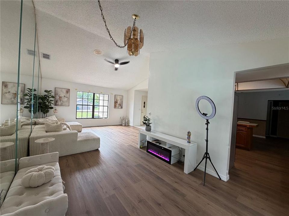 For Sale: $350,000 (3 beds, 2 baths, 1632 Square Feet)