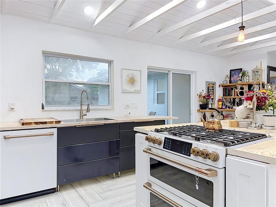 На продажу: $380,000 (2 спален, 2 ванн, 1306 Квадратных фут)