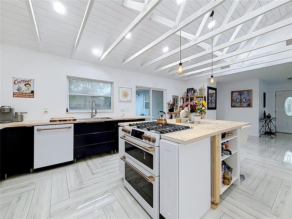 На продажу: $380,000 (2 спален, 2 ванн, 1306 Квадратных фут)