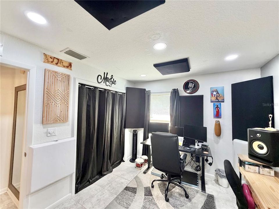 For Sale: $199,900 (3 beds, 2 baths, 1200 Square Feet)
