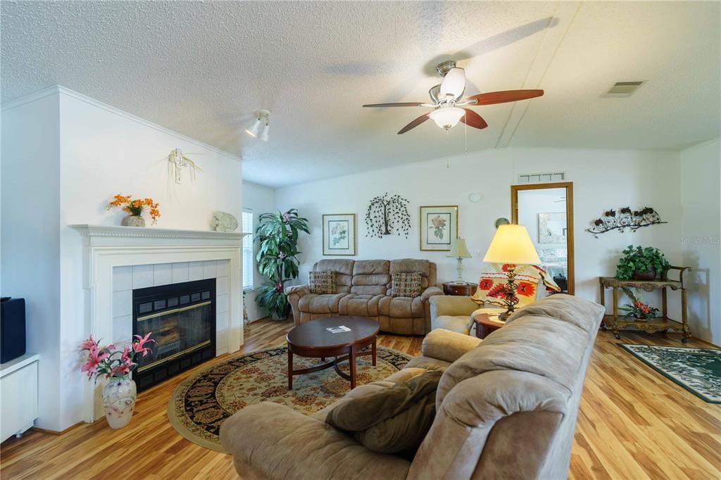 For Sale: $194,900 (3 beds, 2 baths, 1715 Square Feet)