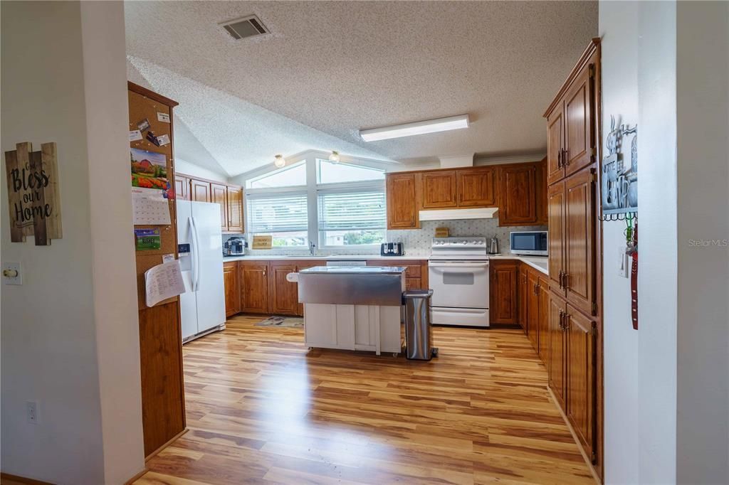 For Sale: $194,900 (3 beds, 2 baths, 1715 Square Feet)