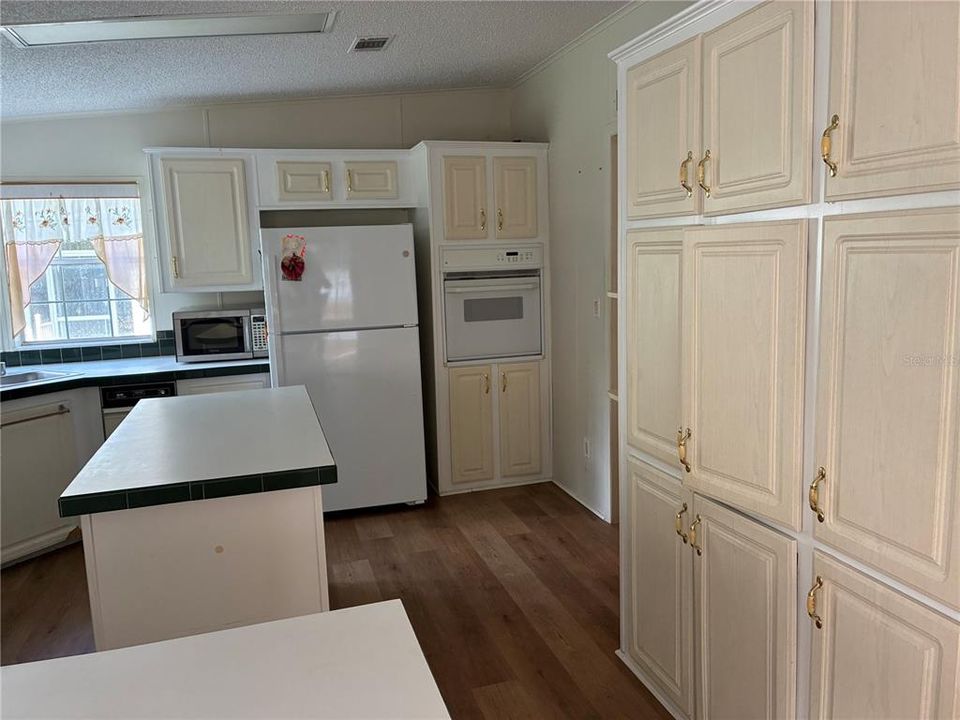 For Sale: $275,000 (3 beds, 2 baths, 1863 Square Feet)