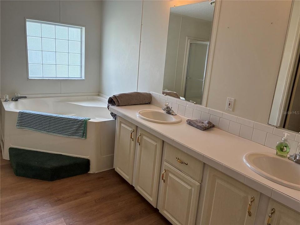 For Sale: $275,000 (3 beds, 2 baths, 1863 Square Feet)
