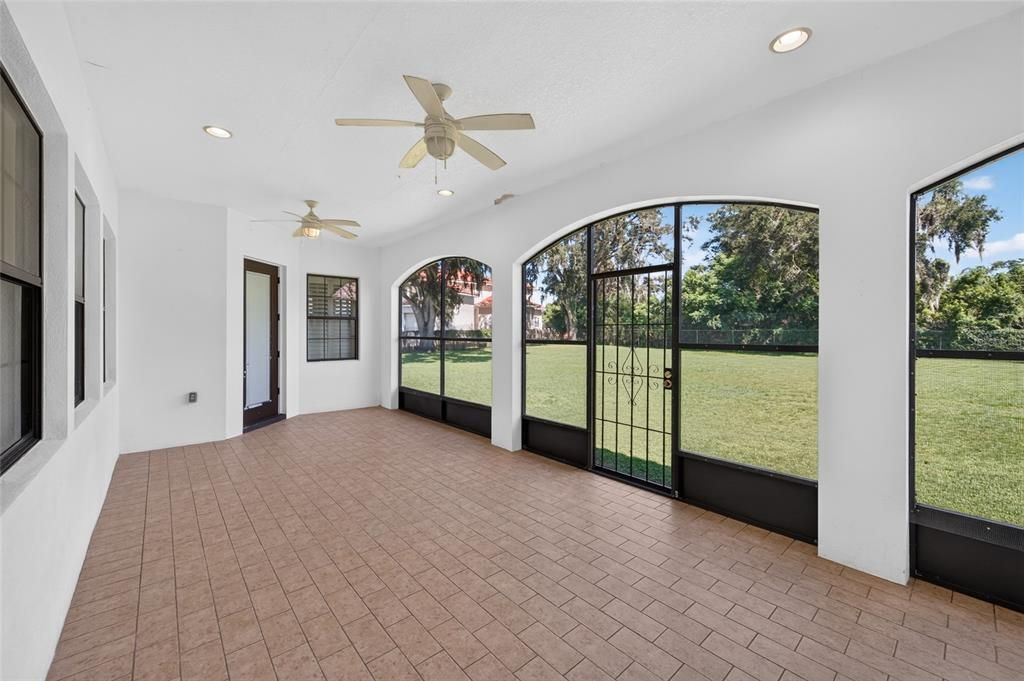 En Venta: $725,000 (4 camas, 3 baños, 2619 Pies cuadrados)