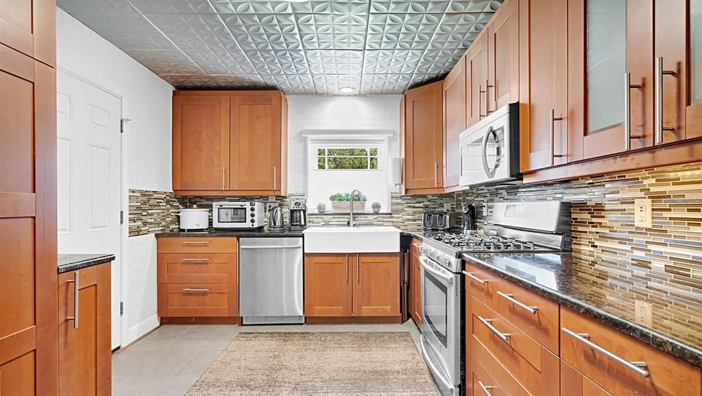 For Sale: $375,000 (2 beds, 2 baths, 2061 Square Feet)