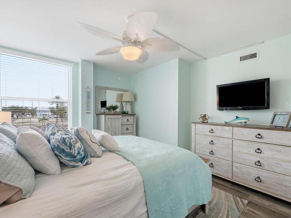 For Sale: $874,900 (2 beds, 2 baths, 1320 Square Feet)