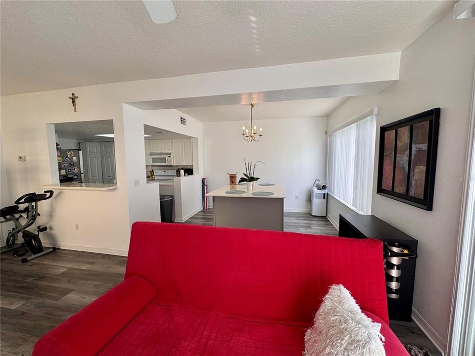 En Venta: $305,000 (4 camas, 3 baños, 1881 Pies cuadrados)