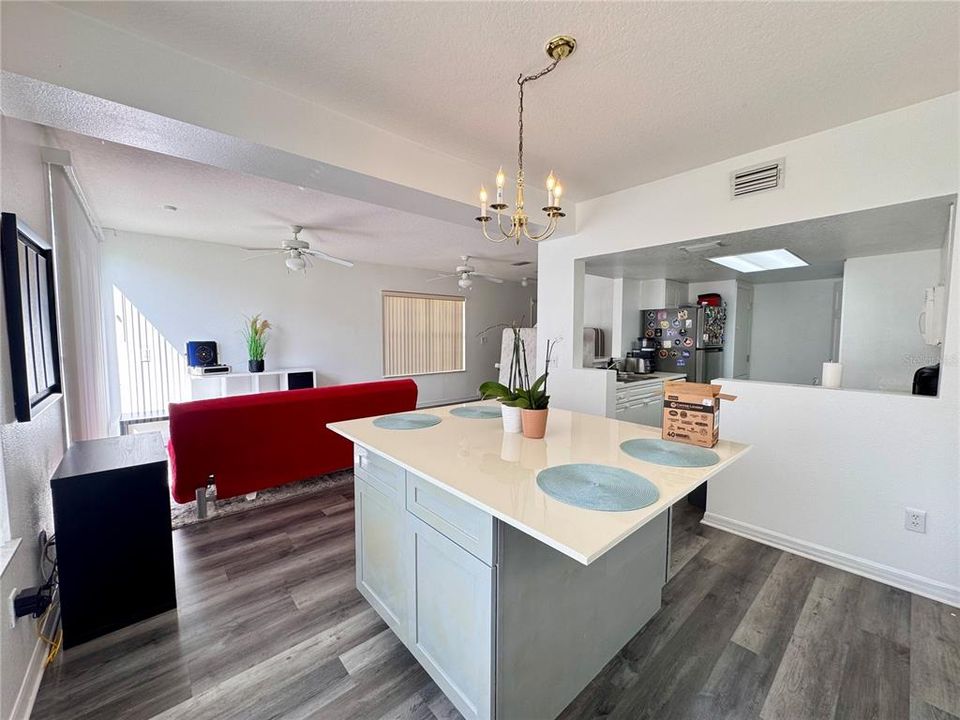 En Venta: $305,000 (4 camas, 3 baños, 1881 Pies cuadrados)