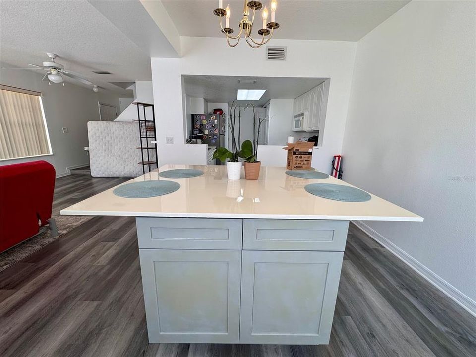 En Venta: $305,000 (4 camas, 3 baños, 1881 Pies cuadrados)