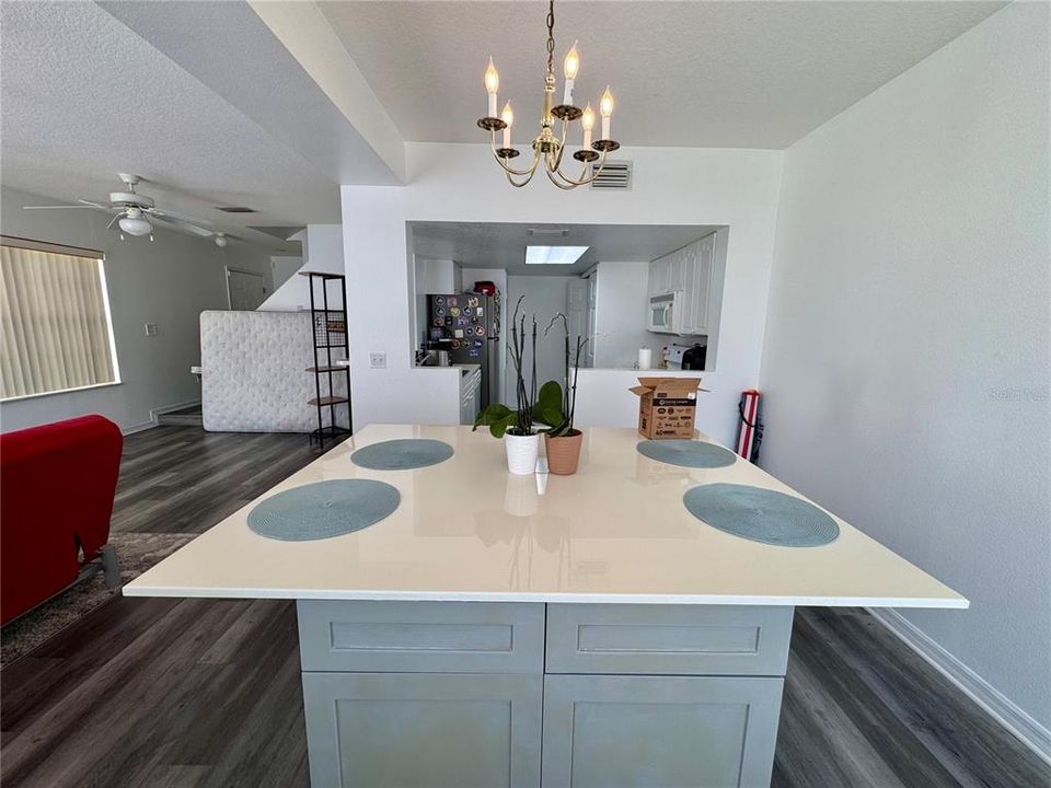 En Venta: $305,000 (4 camas, 3 baños, 1881 Pies cuadrados)