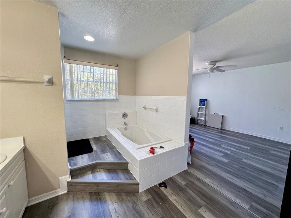 En Venta: $305,000 (4 camas, 3 baños, 1881 Pies cuadrados)