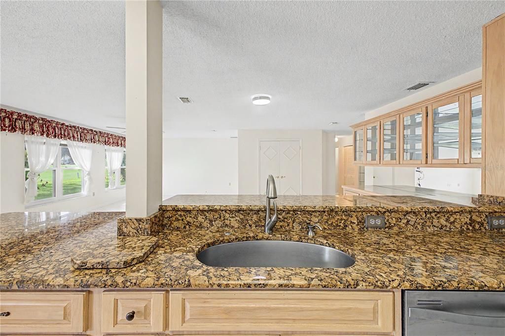 For Sale: $280,000 (2 beds, 2 baths, 1674 Square Feet)