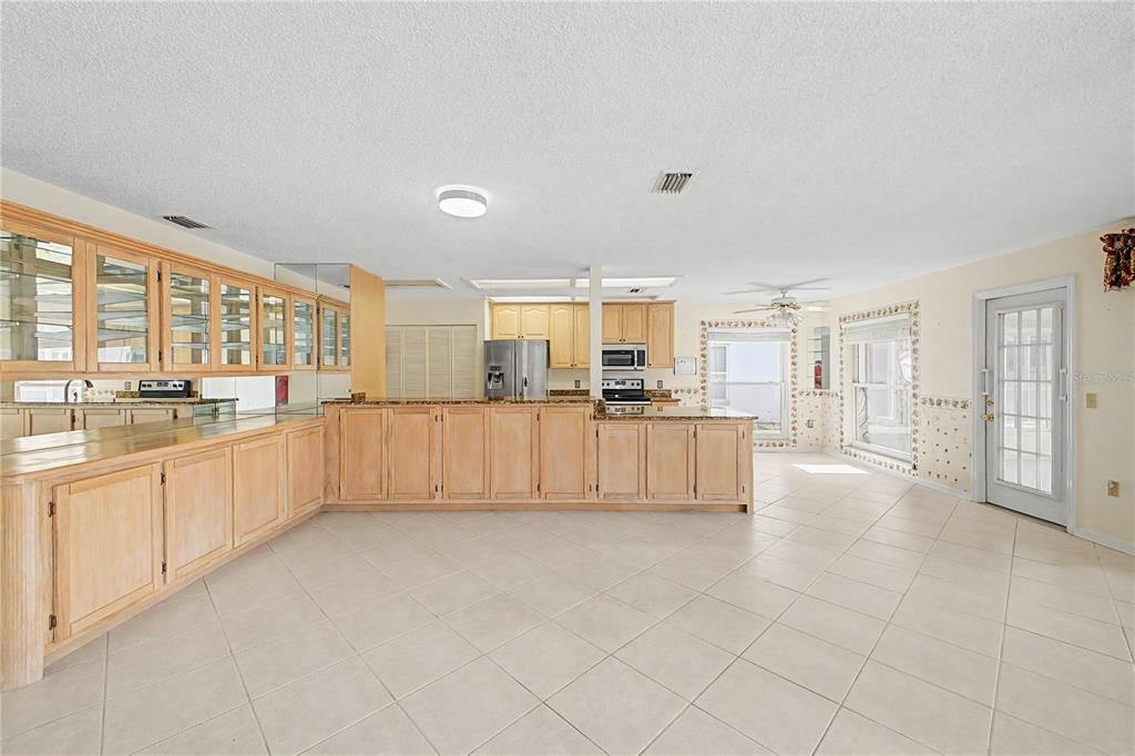 For Sale: $280,000 (2 beds, 2 baths, 1674 Square Feet)
