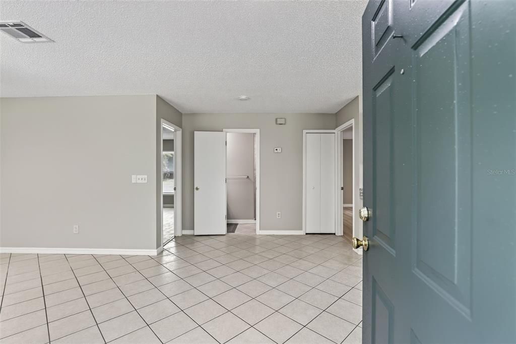 For Sale: $425,000 (2 beds, 2 baths, 1305 Square Feet)