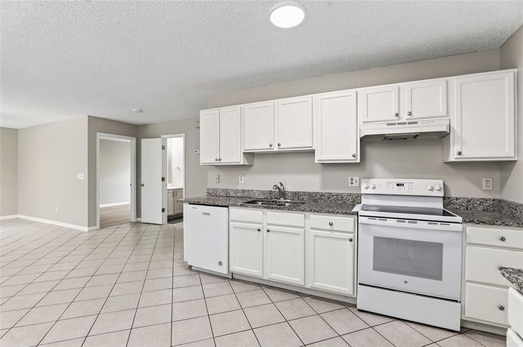 For Sale: $425,000 (2 beds, 2 baths, 1305 Square Feet)