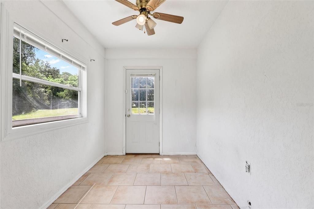 For Sale: $425,000 (2 beds, 2 baths, 1305 Square Feet)