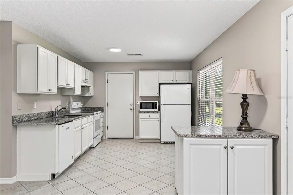 For Sale: $425,000 (2 beds, 2 baths, 1305 Square Feet)