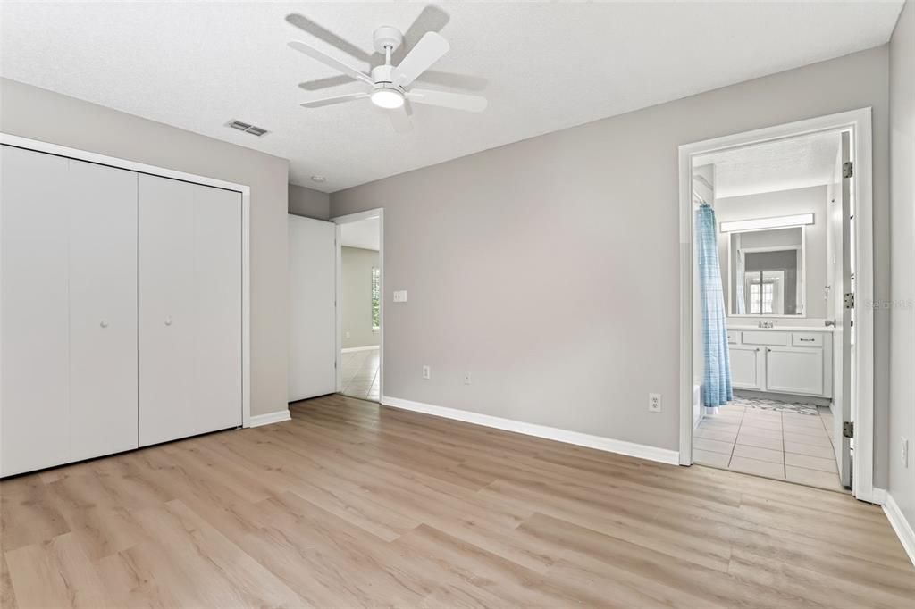 For Sale: $425,000 (2 beds, 2 baths, 1305 Square Feet)
