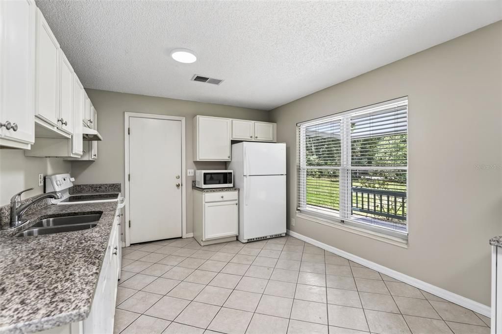 For Sale: $425,000 (2 beds, 2 baths, 1305 Square Feet)