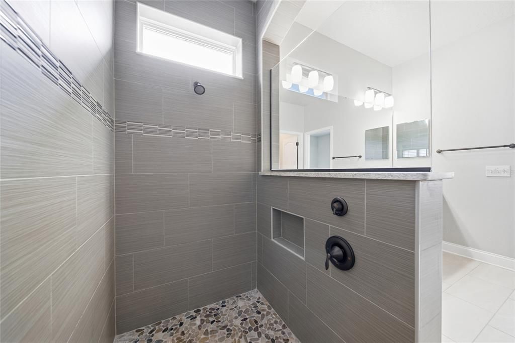 Activo con contrato: $475,000 (4 camas, 2 baños, 2050 Pies cuadrados)