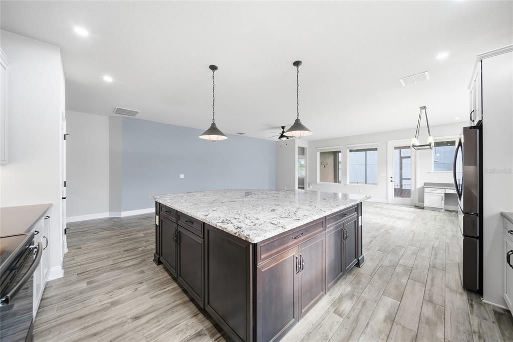 Activo con contrato: $475,000 (4 camas, 2 baños, 2050 Pies cuadrados)