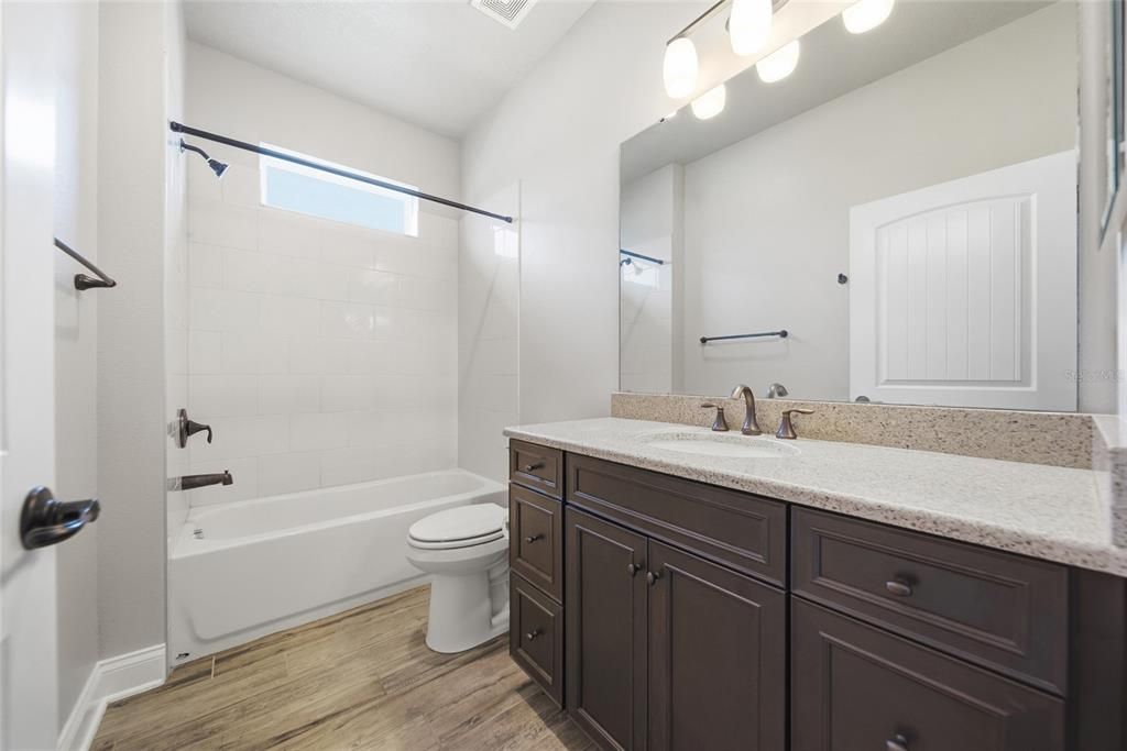 Activo con contrato: $475,000 (4 camas, 2 baños, 2050 Pies cuadrados)