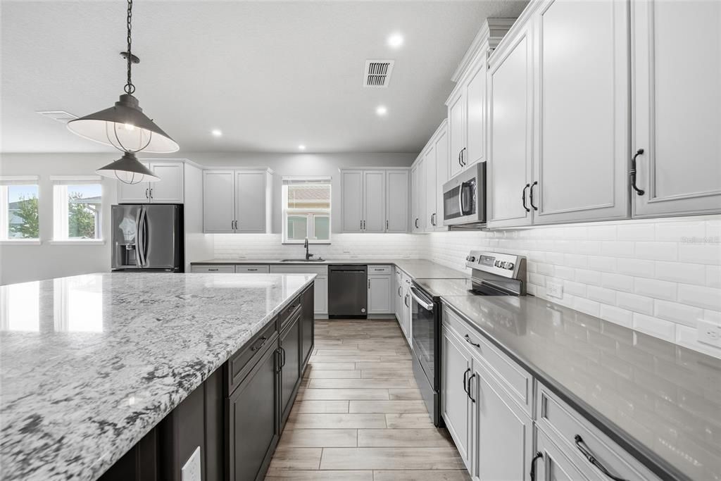 Activo con contrato: $475,000 (4 camas, 2 baños, 2050 Pies cuadrados)