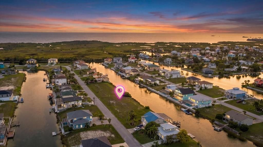 На продажу: $71,500 (0.17 acres)
