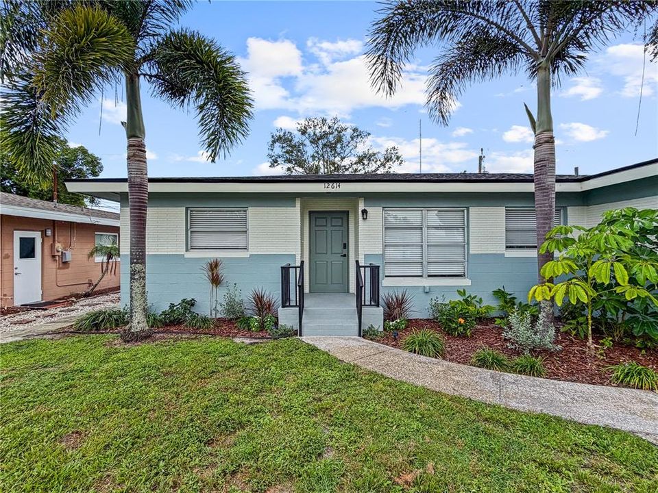 Active With Contract: $389,900 (2 beds, 2 baths, 1154 Square Feet)