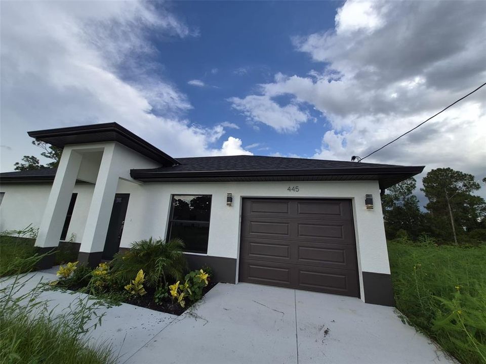 For Rent: $1,900 (3 beds, 2 baths, 1094 Square Feet)