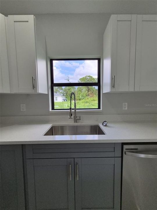 For Rent: $1,900 (3 beds, 2 baths, 1094 Square Feet)