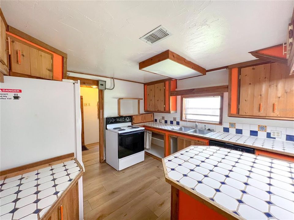 For Rent: $1,525 (3 beds, 1 baths, 1032 Square Feet)