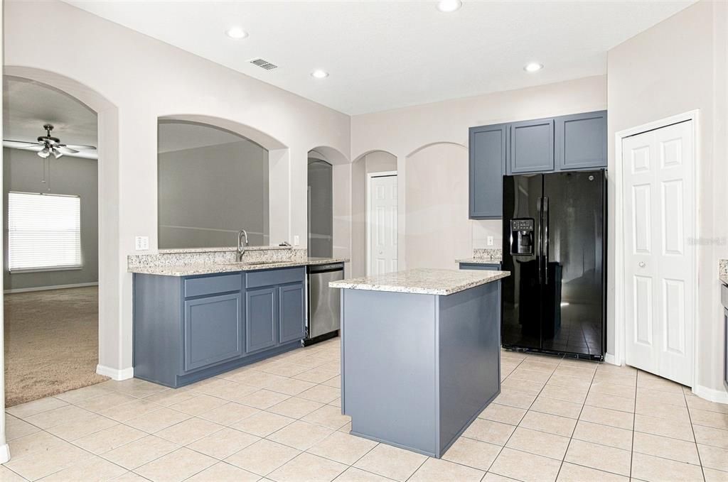 For Sale: $385,000 (6 beds, 3 baths, 2962 Square Feet)