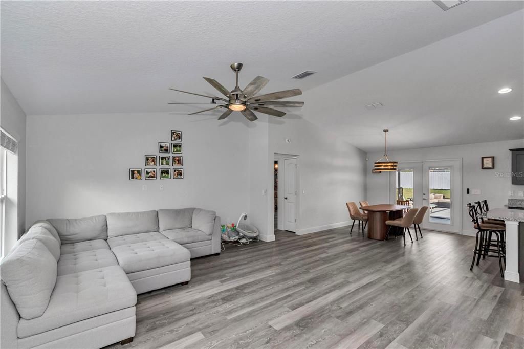 Active With Contract: $400,000 (3 beds, 2 baths, 1603 Square Feet)