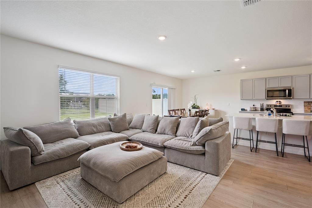 En Venta: $559,900 (5 camas, 3 baños, 2601 Pies cuadrados)
